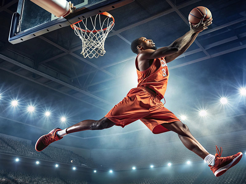 多大仇？男孩在球场猛踹女孩，警方通报：系朋友，未满14周岁，不予处罚